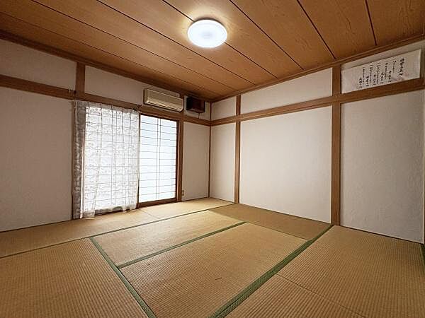 8帖の広々和室。