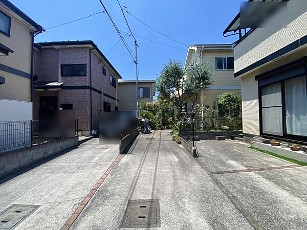 自宅前に確保された駐車場スペースは、雨の日のお子様の乗り降りや買い物荷物の運び込みもスムーズに行えます。毎日のマイカー生活を無理なく支えてくれる嬉しい設備です。