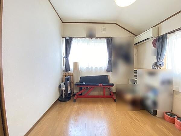 柔らかな光が差し込むこの一室は、リフォームされていなくても十分な清潔感がしっかりと保たれています。趣味やお仕事のためのオンオフスペースとしても活用できそうな空間です。
