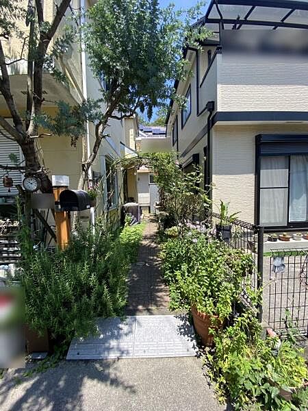 植栽が彩る玄関アプローチは、帰宅した瞬間にほっと安らげる特別な空間を演出してくれます。子供が学校から帰ってくる時も、家族の顔を明るく迎え入れてくれる素敵な入口です。