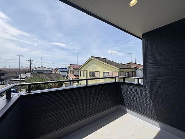 急な雨でも安心の屋根付きのバルコニー