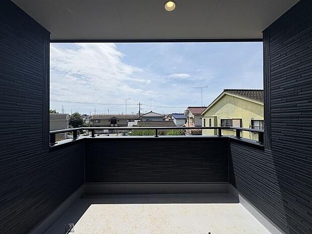 陽当り、通風良好なバルコニー。屋根付きなので急な雨も安心です。
