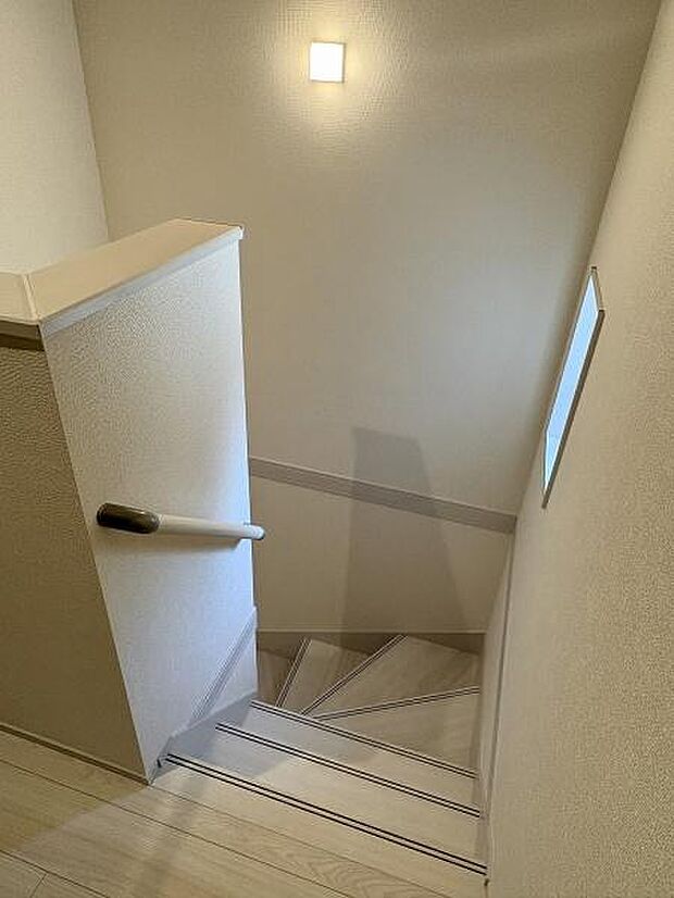 階段には手すりがついているので昇り降りが安心です。