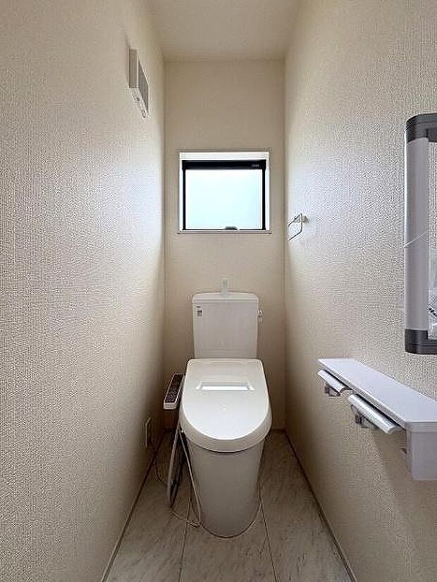 1階・2階にそれぞれ設けられたトイレは温水洗浄便座です。(写真は1階トイレ)