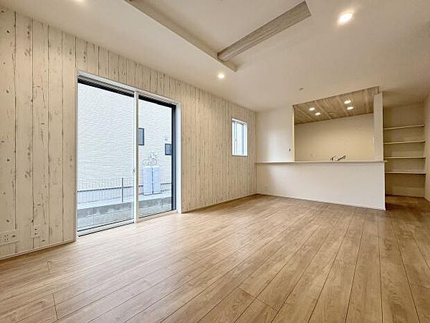 床と壁の木目が温かみを感じさせます。折り上げ天井が良いアクセントになり、開放感のあるリビングです。