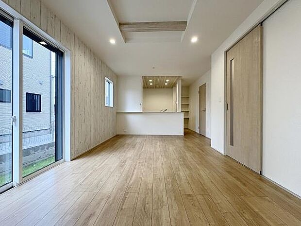 南西向きの掃き出し窓から柔らかな光が差し込みます。