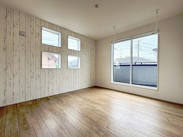 木目調のアクセントクロスが落ち着いた雰囲気の7帖のお部屋。バルコニーと東側の窓から明るい光が差し込みます。