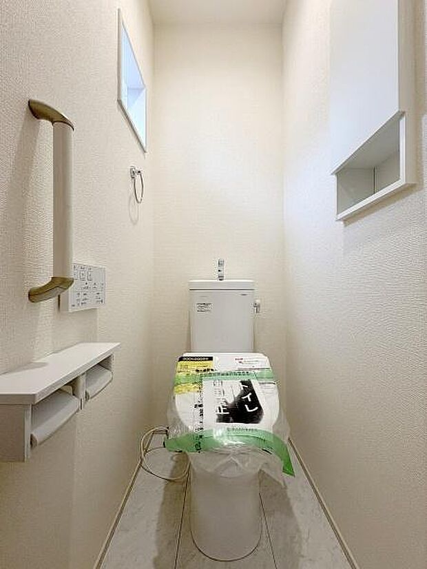 立ち上がりに便利な手すり付きのトイレ。温水洗浄便座です。(写真は1階トイレ)