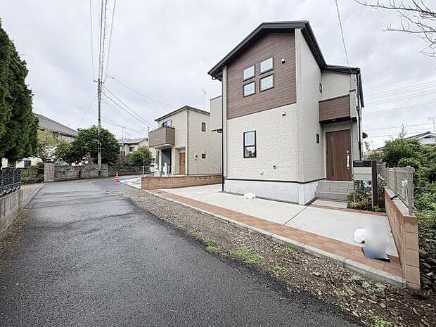 前面道路の様子です。交通量の少ない道路に面しています。