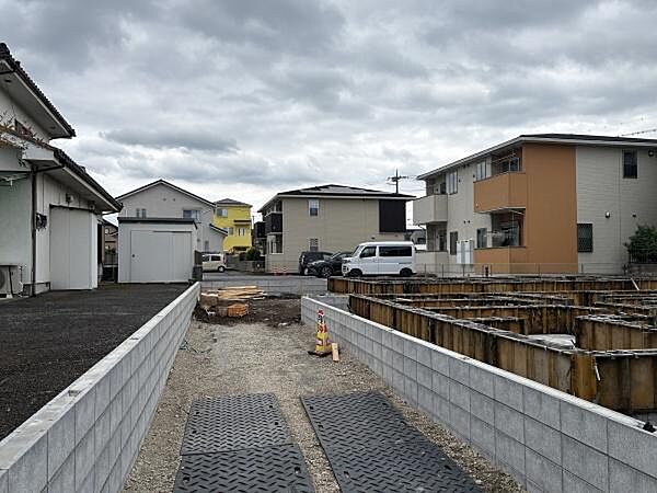 奥側が2号棟です。車2台駐車可能です。