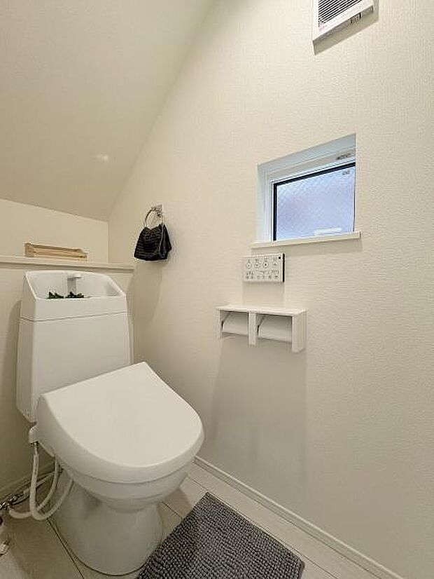 1階・2階にそれぞれ設けられたトイレは温水洗浄便座です。(写真は1階トイレ)
