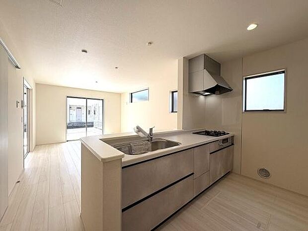 家事をしながらコミュニケーションが取れる対面式キッチン。窓があるので換気にも便利です。