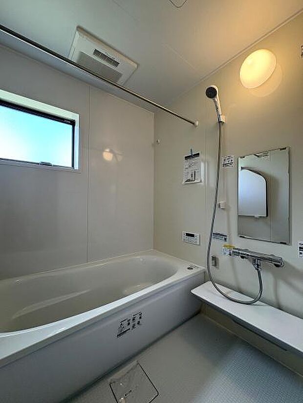 1日の疲れをゆっくりと癒すバスルーム。浴室換気乾燥機つきなので、入浴後の換気だけでなく衣類の乾燥にも重宝します。換気に便利な窓付きです。