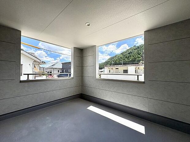 屋根が深く覆う構造のインナーバルコニーです。急な雨でも安心のインナーバルコニーで、天気を気にせず洗濯物を干せます。二方向が開口しており風通しも良く、心地よい外気を感じられる快適なスペースです。