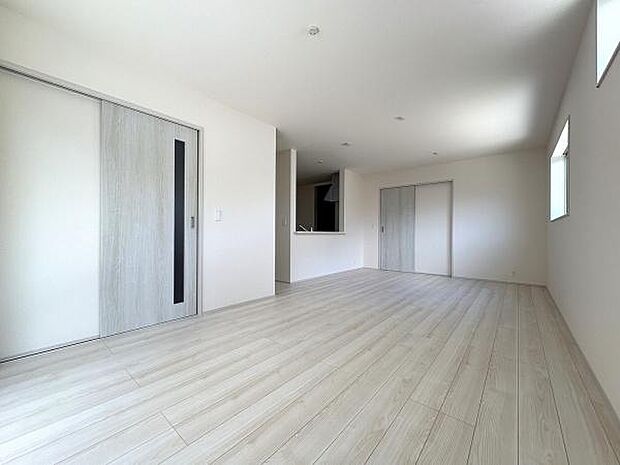 白を基調としたお部屋の中にグレーのアクセントドアが美しい室内です