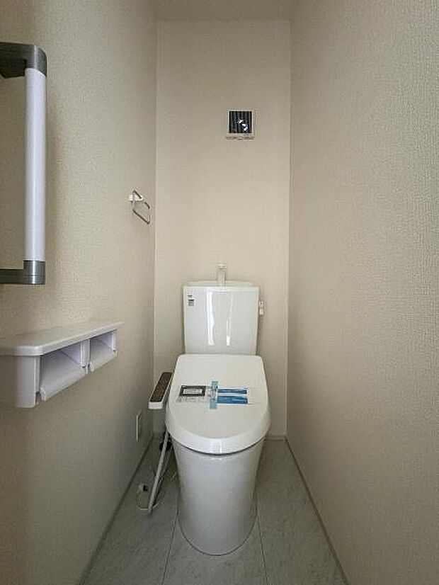 立ち上がりに便利な手すり付きのトイレ。温水洗浄便座です。(写真は1階トイレ)
