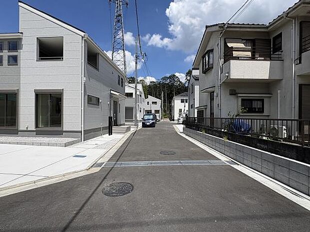 幅5mの開発道路に面しています。