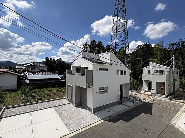 周囲の落ち着いた街並みと綺麗に調和した敷地全体の全景です。前面道路や隣地との間隔がゆったり保たれており、陽当たりや通風にも恵まれた安心感のある住環境が整っております。