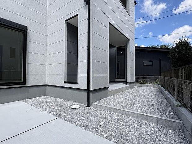 建物周りには清潔感のある砂利を敷き詰めており、水はけが良く歩きやすい設計となっております。境界部分のフェンスやブロックも整い、周囲の落ち着いた住環境を保ちます。
