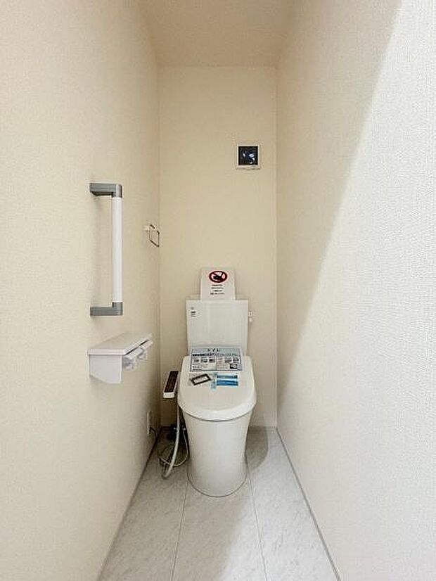 トイレは温水洗浄便座です。手すりがあるのでご年配の方も安心です。