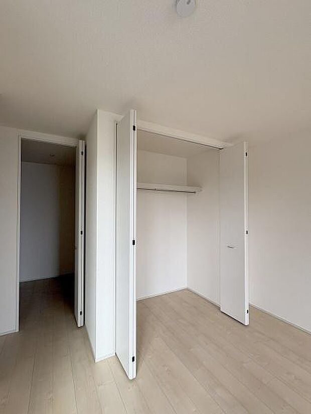 主寝室にはクローゼットとウォークインクローゼットが設置されているので、お部屋がすっきり片付きます。