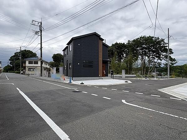角地の立地なので開放感があります。