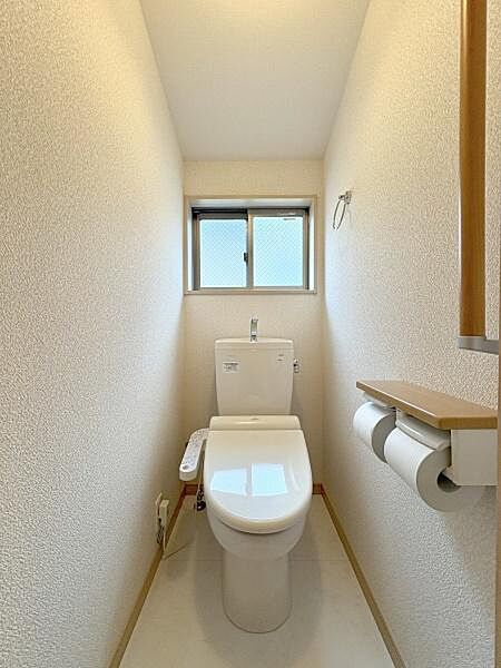 1階・2階にそれぞれ設けられたトイレは温水洗浄便座です。(写真は2階トイレ)