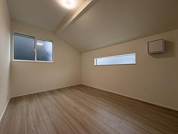 6帖のお部屋。バルコニーには面していませんが、プライベート感のある一室です。