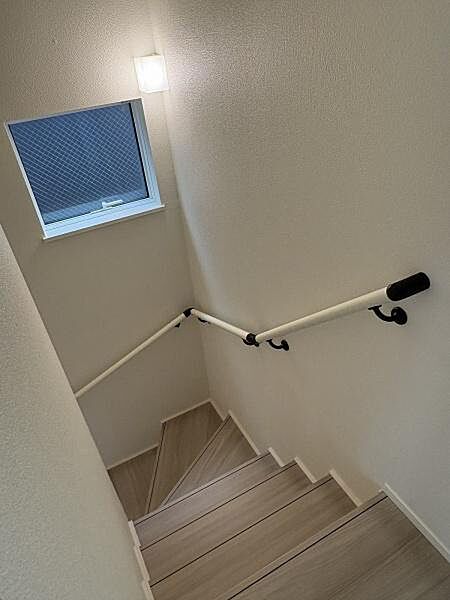 階段には手すりがついているので昇り降りが安心です。