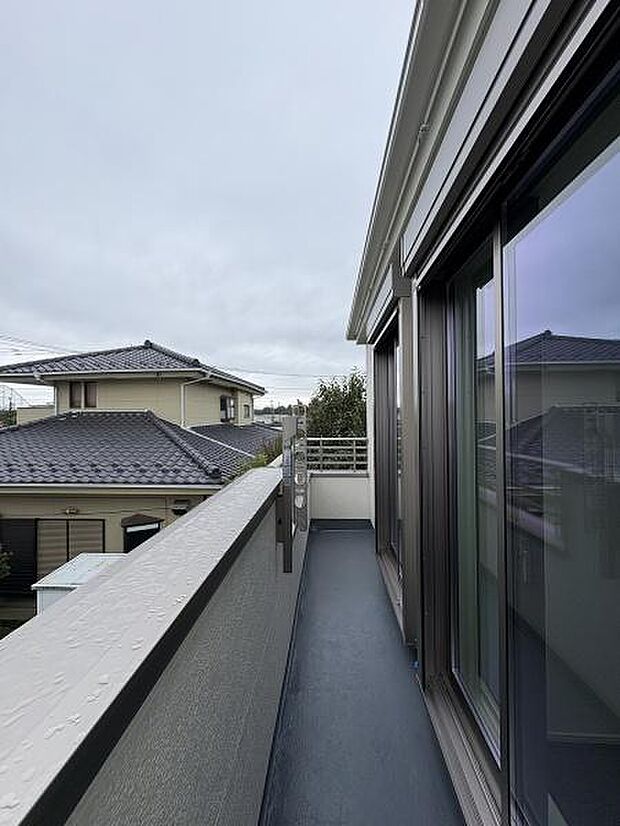 二部屋から出入り可能なバルコニー