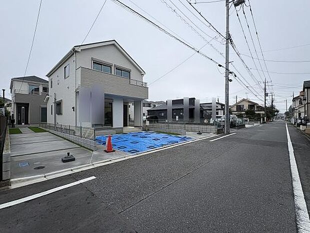 交通量の少ない道路に面しています。