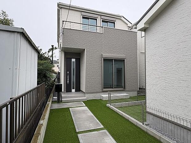 雨の日のぬかるみを防ぐ敷石のアプローチ