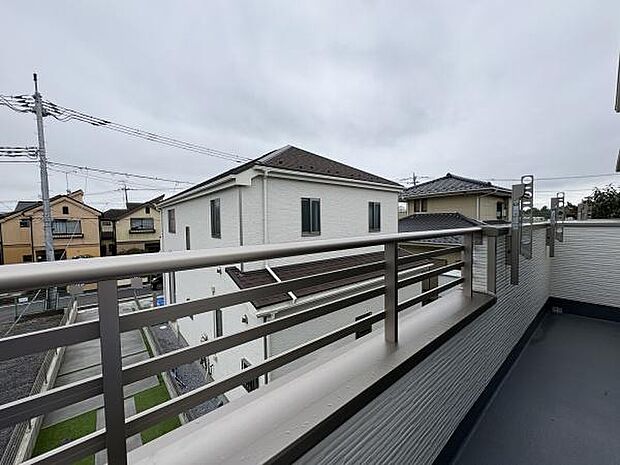 二部屋から出入り可能なバルコニー