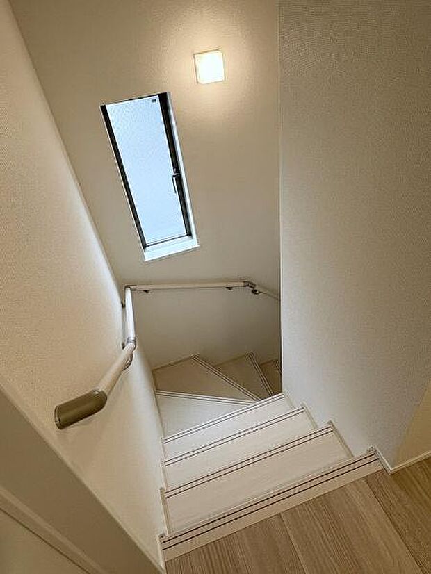 階段には手すりがついているので昇り降りが安心です。