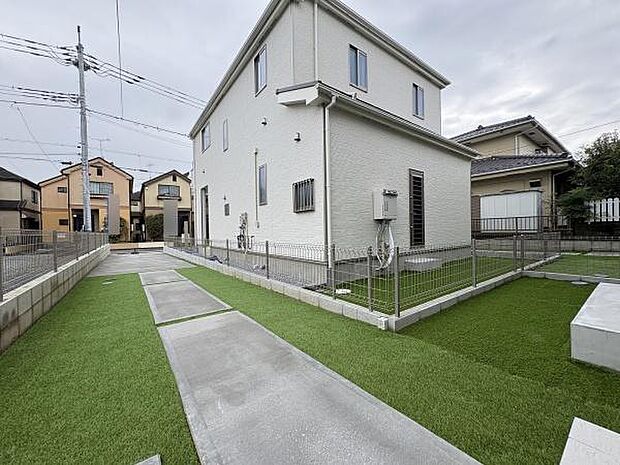 交通量の少ない道路に面しています。
