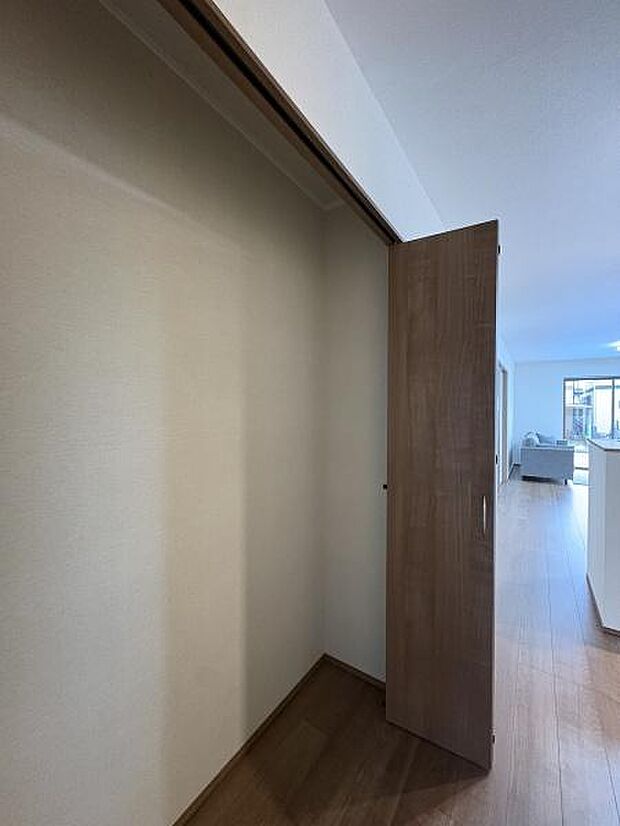 掃除道具や雑貨の収納に便利なリビングクローゼット