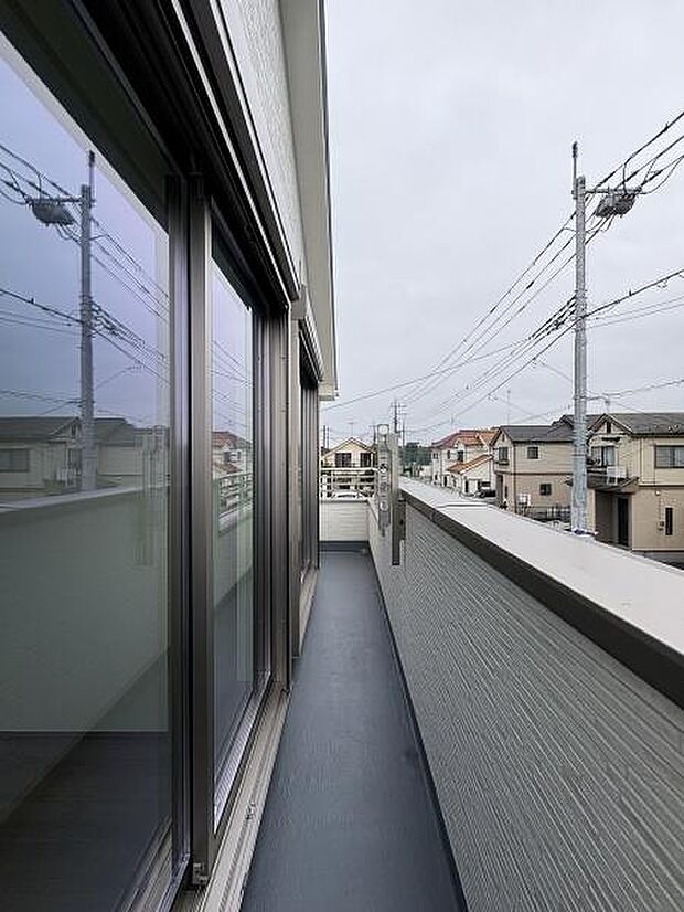 二部屋から出入り可能なバルコニー。南東向きで日当り良好です。