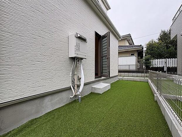 キッチンには勝手口付きです。買ったものを直接パントリーに運び込むことができます。