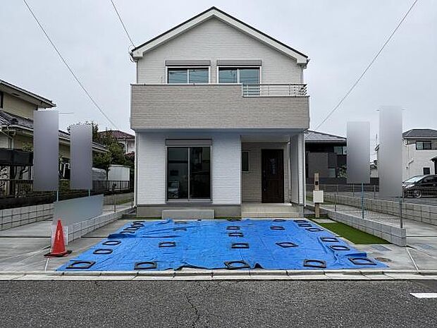 交通量の少ない道路に面しています。カースペース2台です。