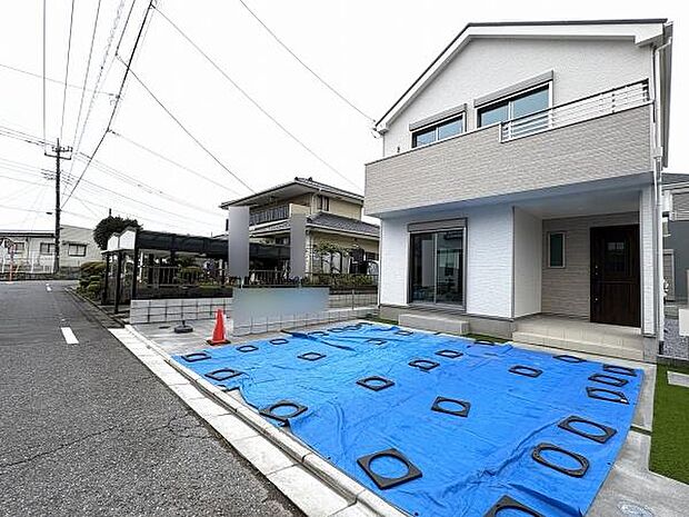 交通量の少ない道路に面しています。