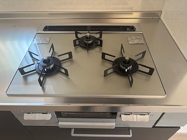 3口タイプのガスコンロで同時調理が可能。
