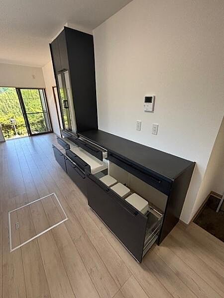 カップボード付きで統一感のあるキッチン。調理家電も置くことができるので家事がはかどります。