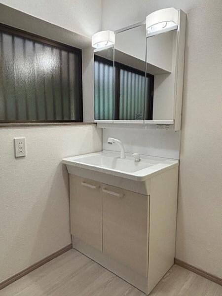 三面鏡タイプの洗面台は鏡裏にも収納可能です。備品をすっきりさせることで生活感が出にくくなります。