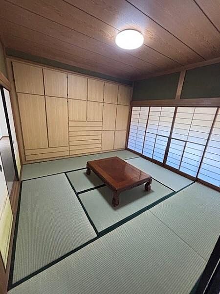 収納豊富な和室。