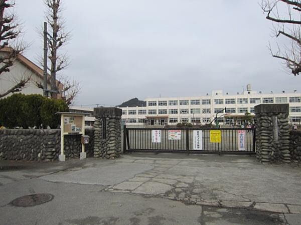 あきる野市立増戸小学校まで1512m