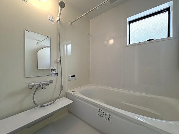 1日の疲れをゆっくりと癒すバスルーム。浴室換気乾燥機つきなので、入浴後の換気だけでなく衣類の乾燥にも重宝します。換気に便利な窓付きです。