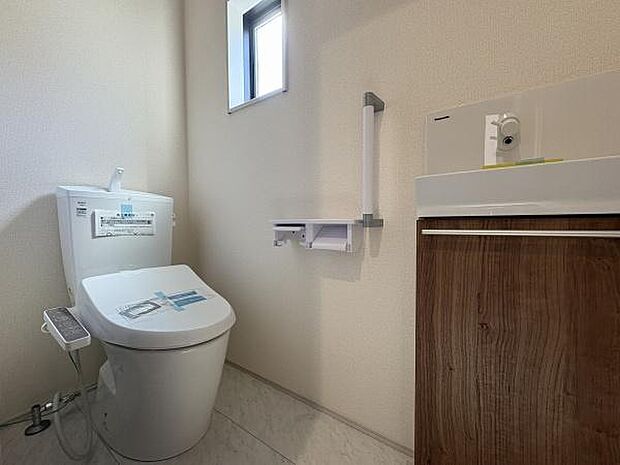 トイレは温水洗浄便座です。