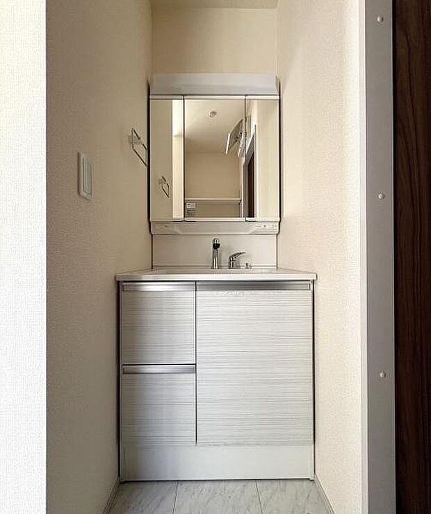 たっぷり収納できる洗面台。備品をすっきりさせることで生活感が出にくくなります。