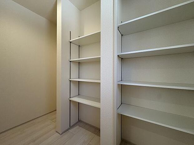 キッチン横には買い置き品の保管に便利な大容量のパントリー付きです。