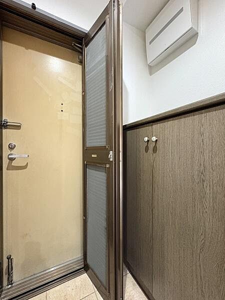 玄関扉には網戸が備わり、風を通しながら外気を室内に取り込めます。帰宅時に扉を開けた瞬間の空気の抜け感が心地よい、風通しのよい玄関になっている場所となっています。